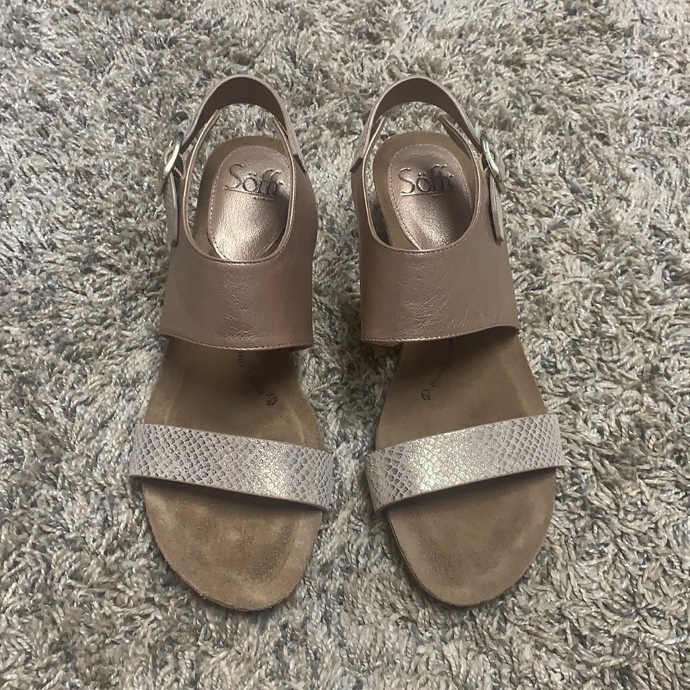 Sofft Metallic wedge sandals SZ 9